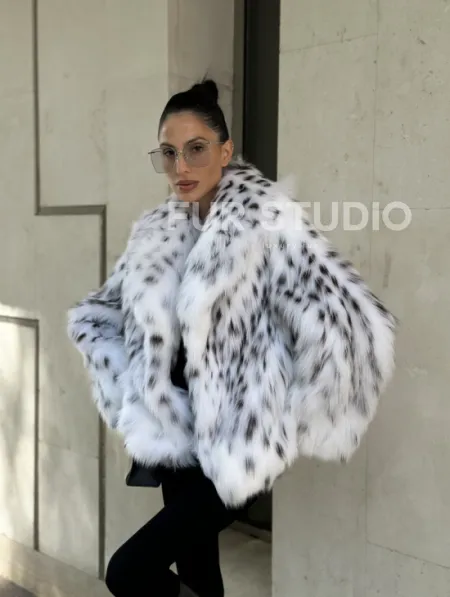 Шуба из меха лисы под рысь - цвет белый, PREMIUM COLLECTION - фото 2
