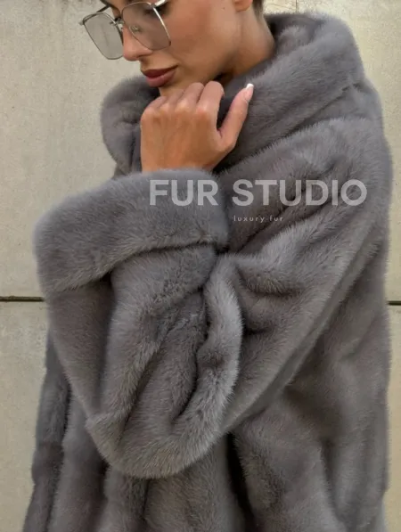 Шуба в диагональной выкладке меха норки, графит грей с капюшоном - фото 1