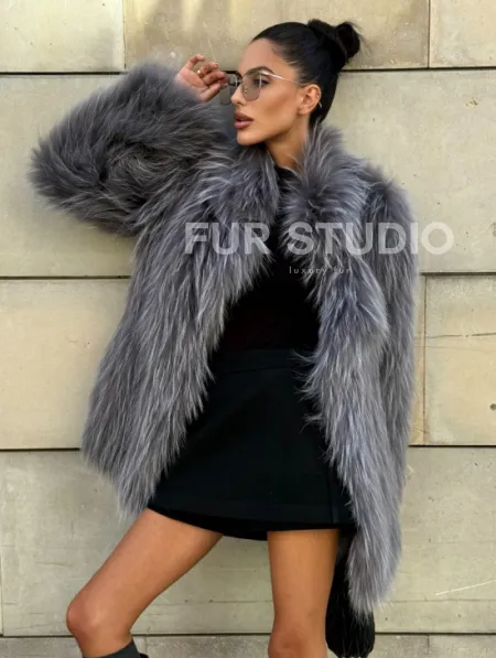 Шуба из меха енота на вязанной основе - фото 0