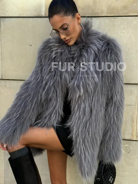 Шуба из меха енота на вязанной основе - фото 3