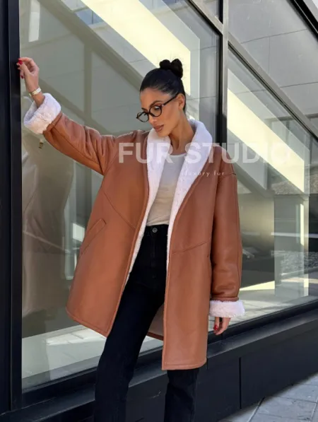 Женская дублёнка на запах с поясом - цвет кэмел - фото 12