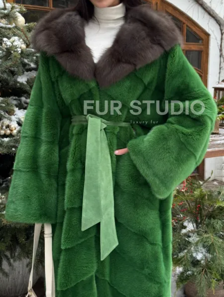 Шуба зеленого цвета с капюшоном из меха куницы - фото 1