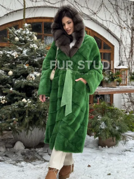 Шуба зеленого цвета с капюшоном из меха куницы - фото 10