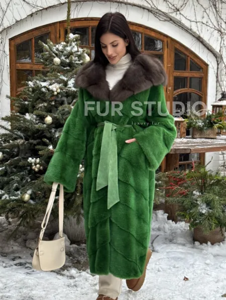 Шуба зеленого цвета с капюшоном из меха куницы - фото 9