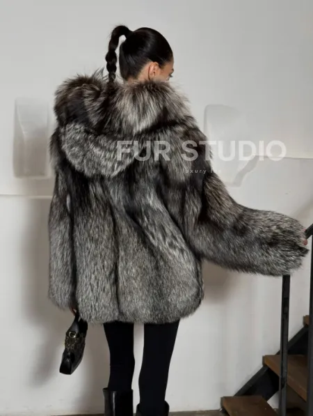 Полушубок из чернобурки с капюшоном цельные пластины - фото 8