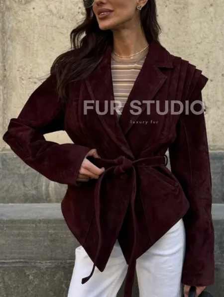 Модная приталенная куртка с плечами в стиле 90-х - фото 3