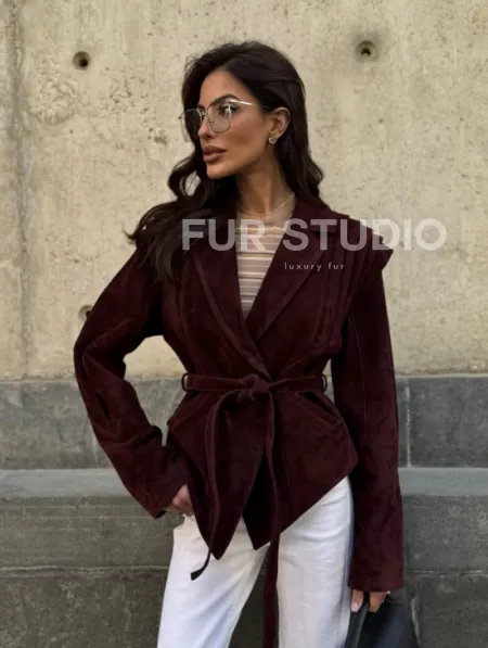 Модная приталенная куртка с плечами в стиле 90-х - фото 10