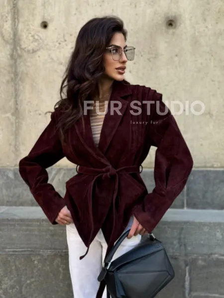 Модная приталенная куртка с плечами в стиле 90-х - фото 9