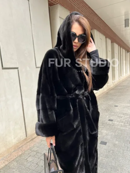 Шуба из норки Velvet с капюшоном в черном цвете - фото 2