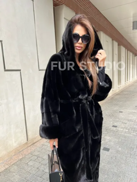 Шуба из норки Velvet с капюшоном в черном цвете - фото 3