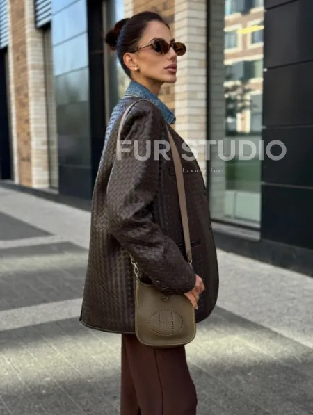 Стильный пиджак из натуральной плетеной кожи - фото 5