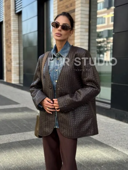 Стильный пиджак из натуральной плетеной кожи - фото 11