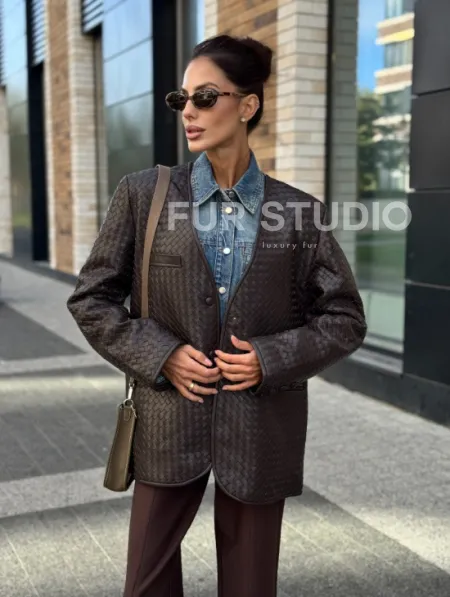 Стильный пиджак из натуральной плетеной кожи - фото 7