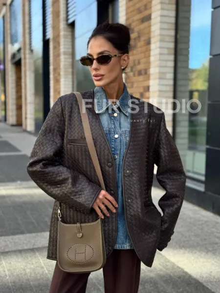 Стильный пиджак из натуральной плетеной кожи - фото 8