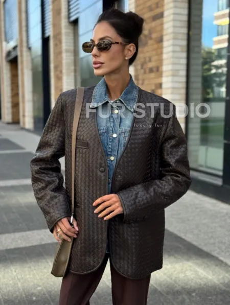 Стильный пиджак из натуральной плетеной кожи - фото 0