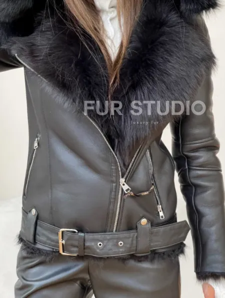 Стильная дубленка с капюшоном из овчины тоскана - фото 1