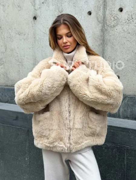 Двухсторонняя короткая дубленка из овчины - фото 13