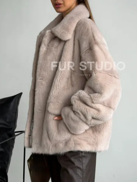 Короткая норковая шуба в цвете нюд - фото 3