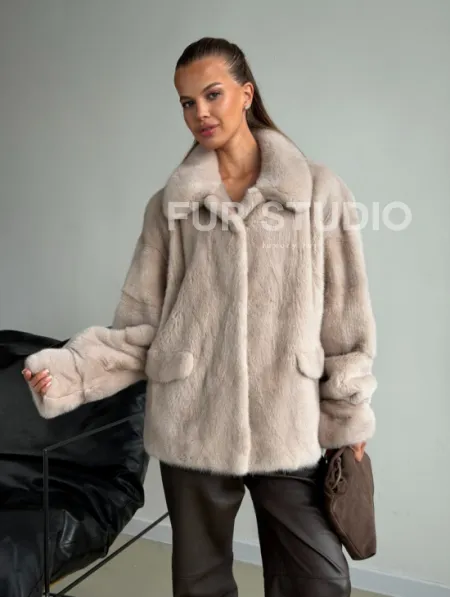 Короткая норковая шуба в цвете нюд - фото 6