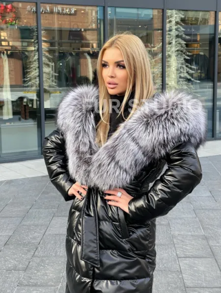 Чёрное пуховое пальто с меховым капюшоном - фото 5