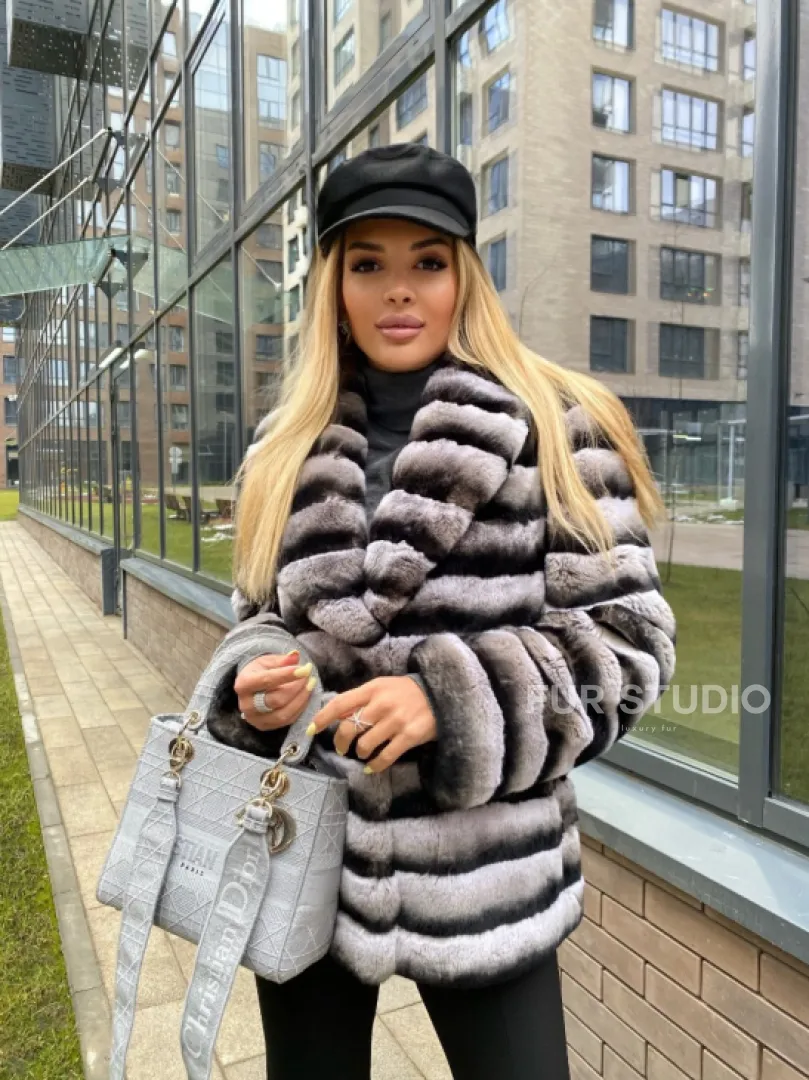 Укороченная шиншилловая шуба из меха орилага - фото 3