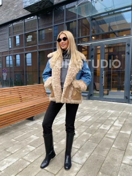 Куртка джинсовая с отделкой из натуральной овчины - фото 6