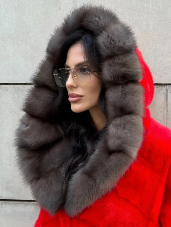 Полушубок из меха норки с капюшоном из куницы в карминовом цвете (красный) - фото 9