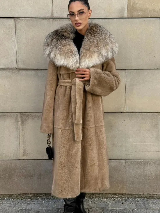 Шуба из норки Caramel с капюшоном из меха рыси - фото 9