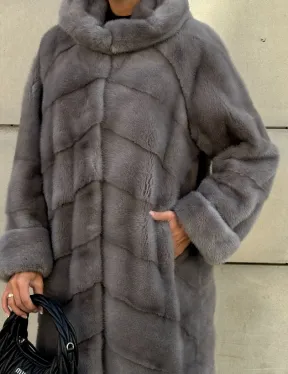 Шуба в диагональной выкладке меха норки, графит грей с капюшоном - фото 4