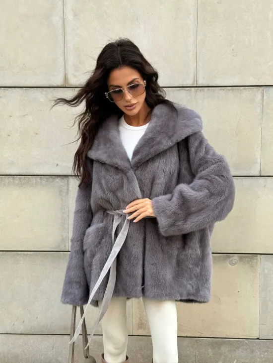 Шуба Летучая мышь из меха норки в технологии роспуск с капюшоном - цвет дымчато-серый - фото 0