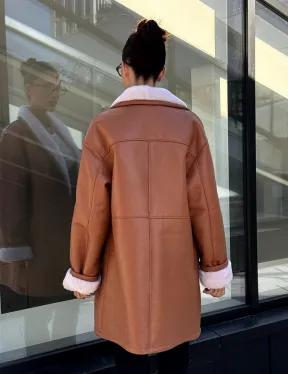 Женская дублёнка на запах с поясом - цвет кэмел - фото 7