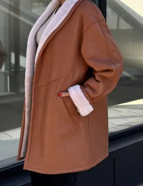 Женская дублёнка на запах с поясом - цвет кэмел - фото 2