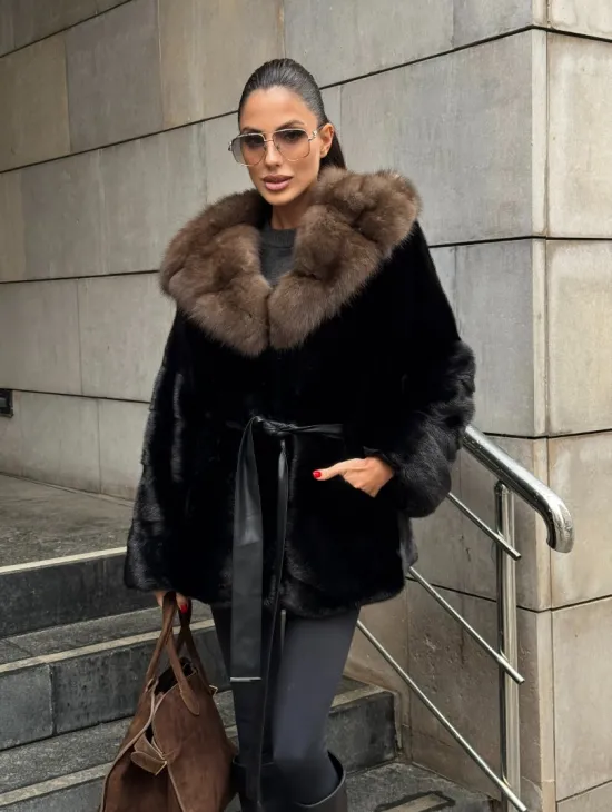 Шуба автоледи из норки Black с потайным поясом и капюшоном из меха куницы - фото 9