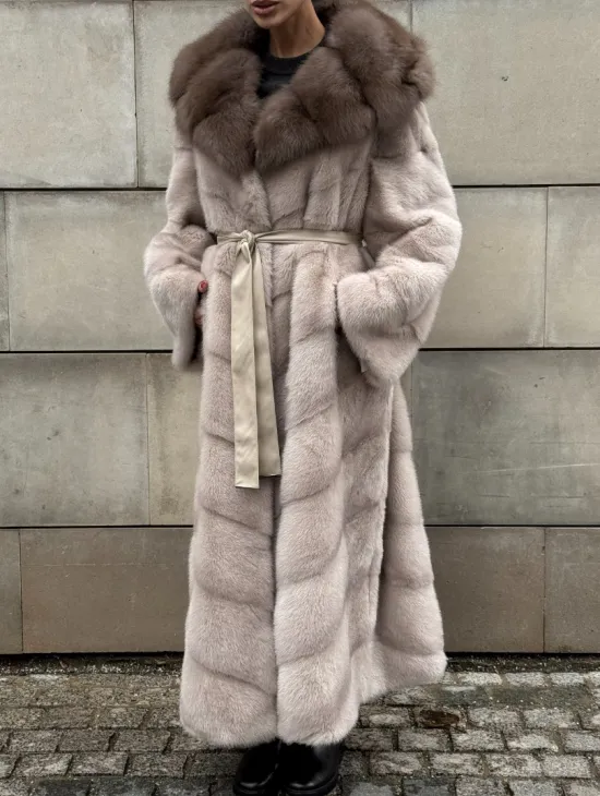Длинная норковая шуба прямого кроя с капюшоном из меха куницы - фото 4