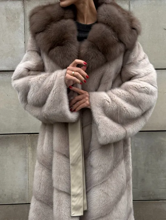 Длинная норковая шуба прямого кроя с капюшоном из меха куницы - фото 2