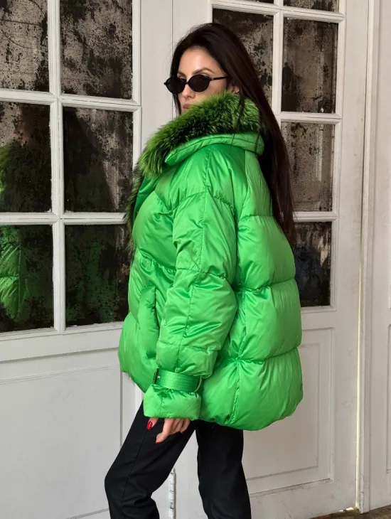 Стильный женский пуховик с мехом чернобурки в цвете изумруд - фото 5