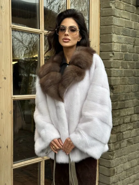 Короткая белая шубка с воротником из натуральной куницы - фото 0