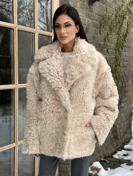 Светлая короткая шуба из испанской овчины - фото 6