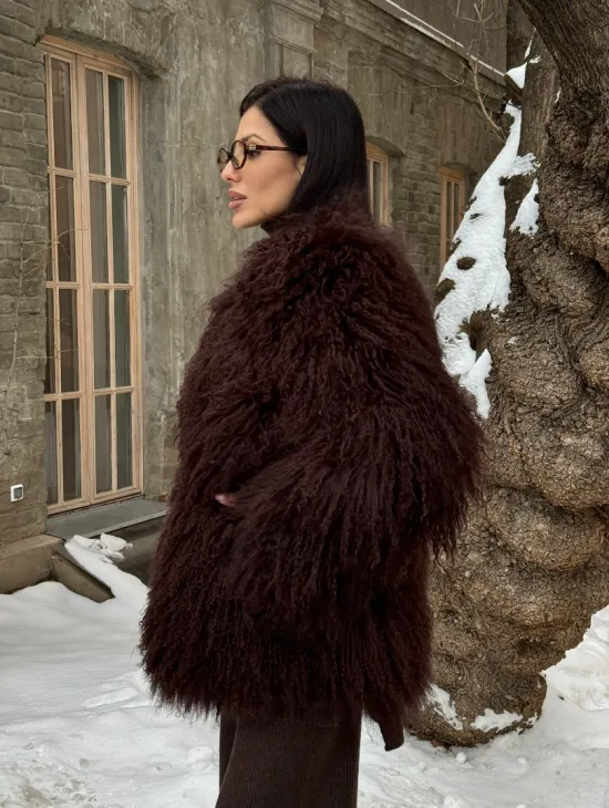 Шуба коричневая из меха ламы - фото 5