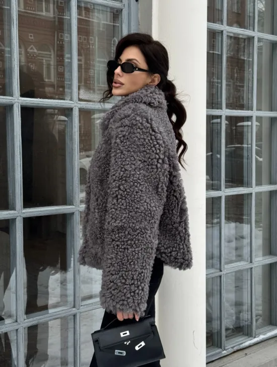 Короткая шубка из натуральной овчины с воротником апаш - фото 10