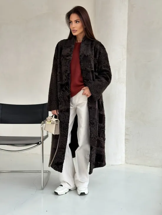 Шуба длинная из меха каракульчи в натурально-коричневом цвете - фото 13