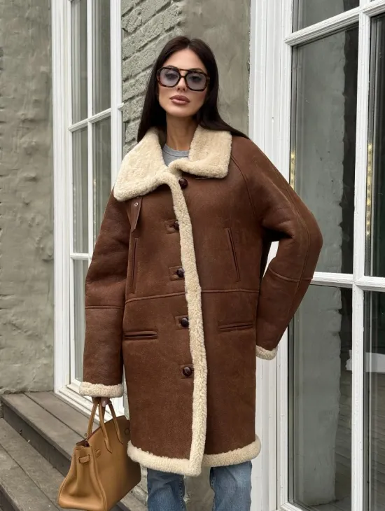 Удлиненная женская дубленка из меха мериноса на пуговицах - фото 10