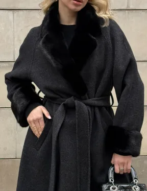 Женское демисезонное шерстяное пальто-халат с отделкой из меха норки - фото 1