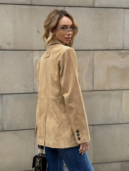 Стильный однобортный пиджак из натуральной замши в бежевом цвете - фото 9