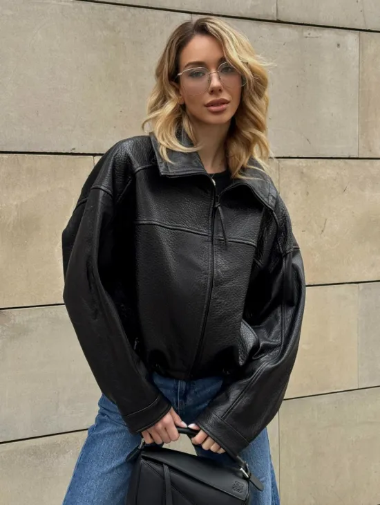 Женская укороченная кожаная куртка с поясом на кулиске и воротником-стойкой - фото 6