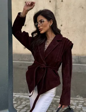 Модная приталенная куртка с плечами в стиле 90-х - фото 12