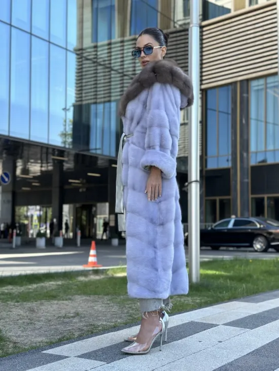 Удлиненная голубая норковая шуба с капюшоном из куницы - фото 7