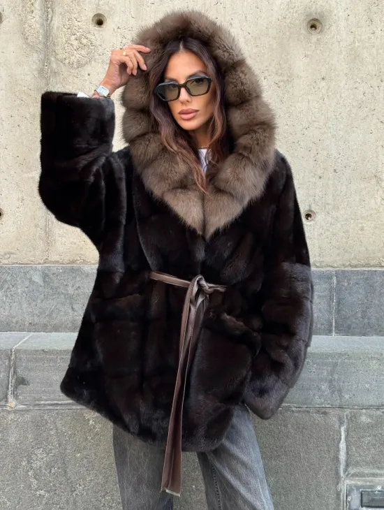 Норковый полушубок в натуральном цвете Brown с капюшоном из куницы - фото 8