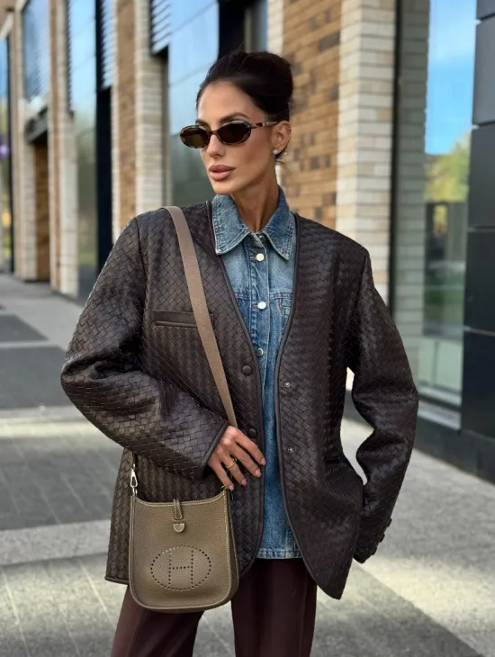 Стильный пиджак из натуральной плетеной кожи - фото 8