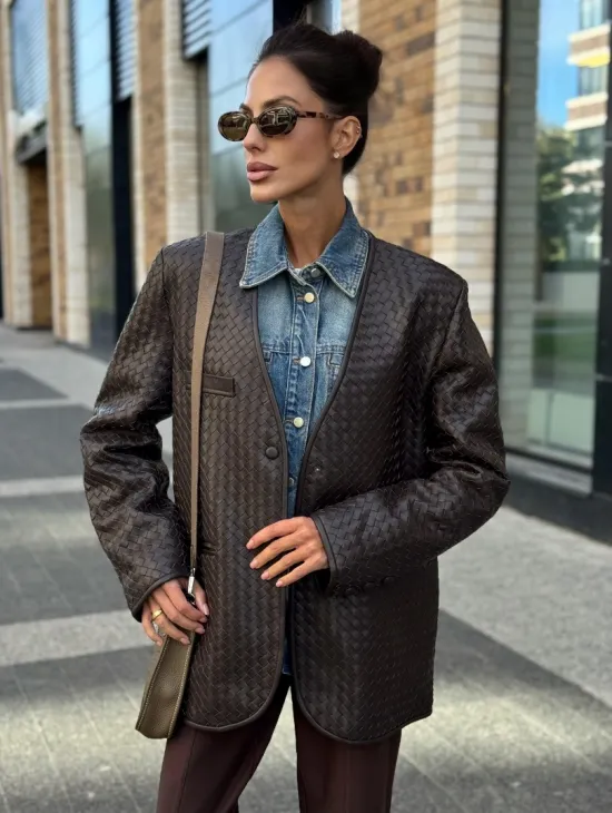 Стильный пиджак из натуральной плетеной кожи - фото 0